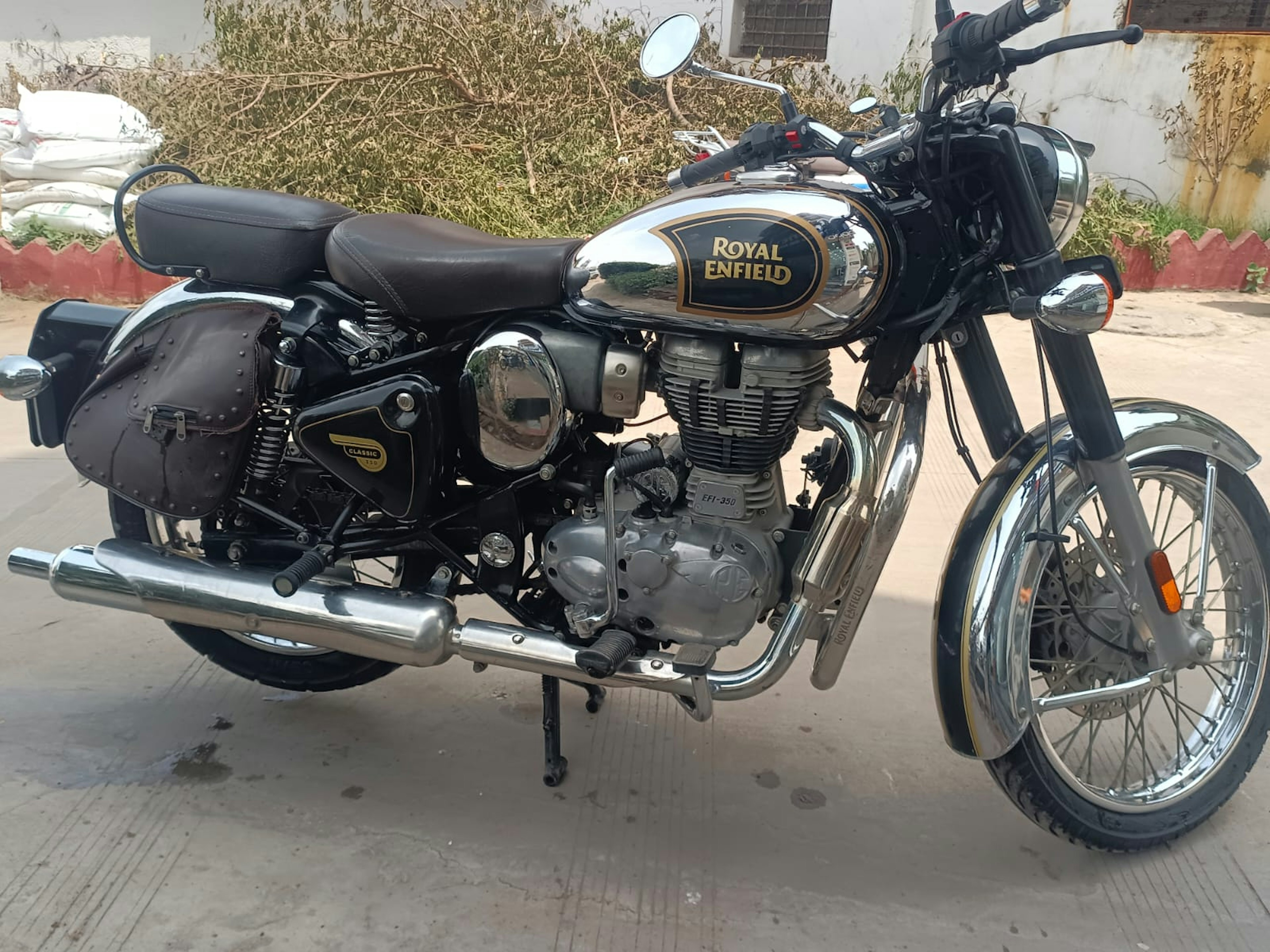 View - Royal Enfield Bullet photos, Royal Enfield Bullet available in Ahmedabad, make deal in 190000