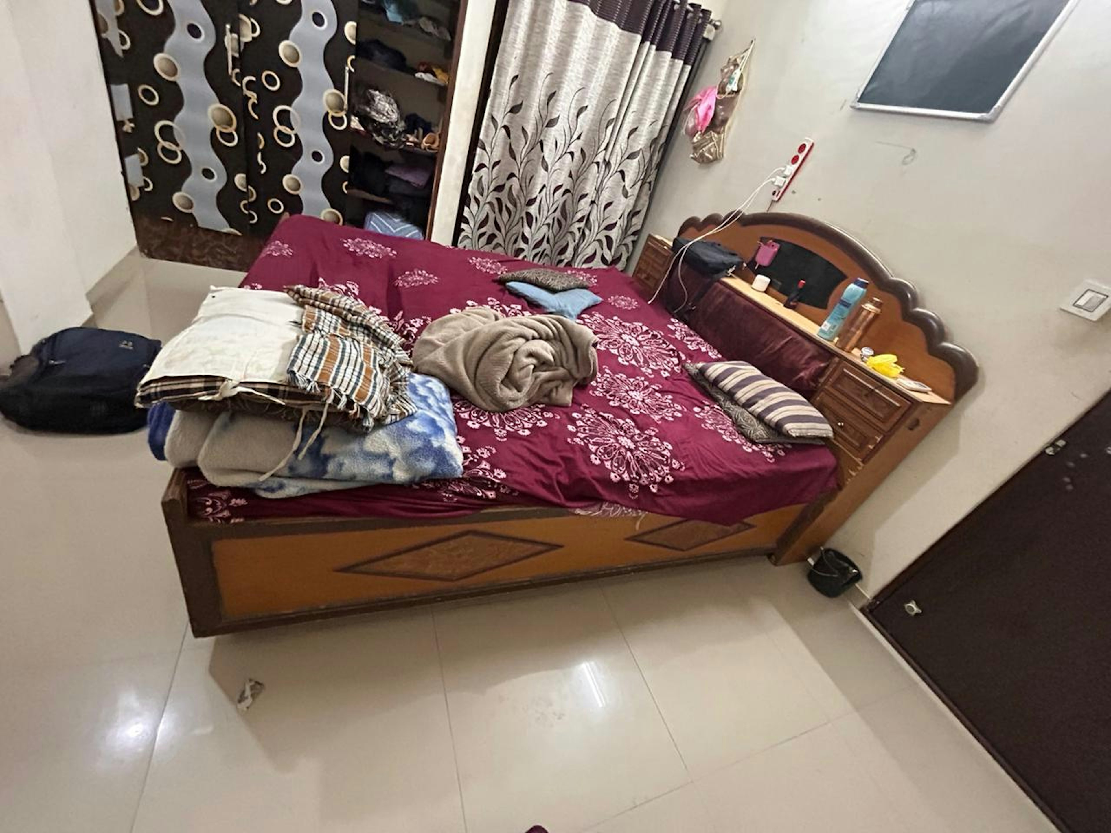 View - Big Double King Size Bed woodan  photos, Big Double King Size Bed woodan  available in Vadodara, make deal in 12000
